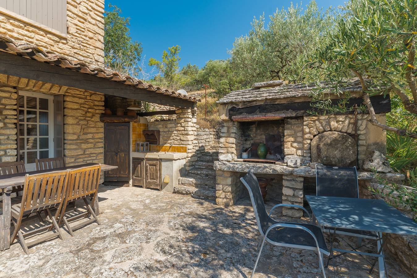 Maison de Vacances 'Saint Eyries' avec Vue sur la Montagne, Terrasse Privée et Wi-Fi in Village de Gordes, Gordes