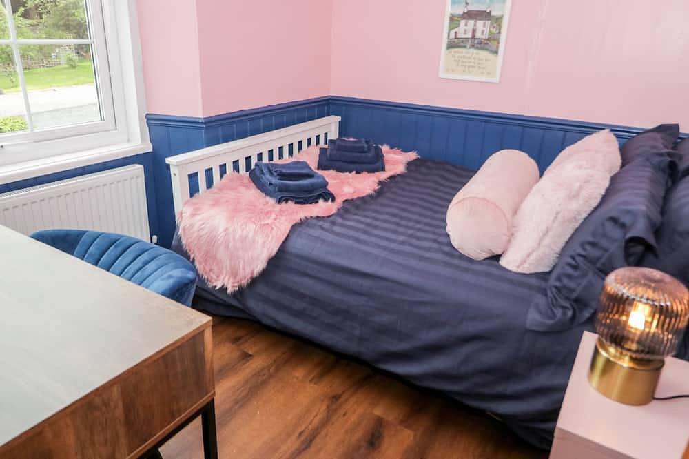 Bron Celyn Bach, pet friendly, with open fire in Betws-Y-Coed in Betws-y-Coed, Snowdonia