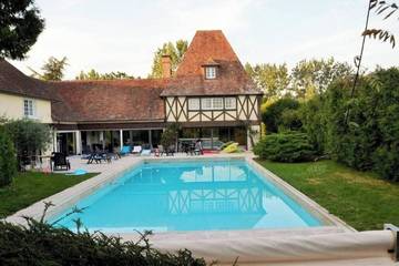 Gîte pour 7 personnes, avec piscine et jardin à Durtal