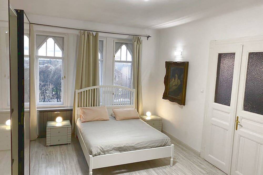 Entire apartment, Spacious 158m² Apartment • Balcony • 2 Bathrooms • Modern Kitchen • 30m to Metro in Budapest, Central Hungary
