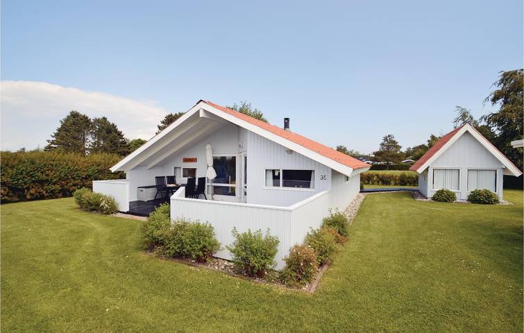 Ferieudlejning for 6 personer, med Terrasse og Jacuzzi såvel som Have og Sauna i Karrebæksminde