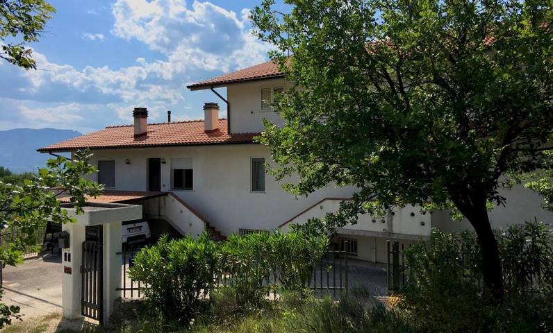 Gîte pour 12 personnes, avec vue et jardin, animaux acceptés à San Valentino in Abruzzo Citeriore - 2