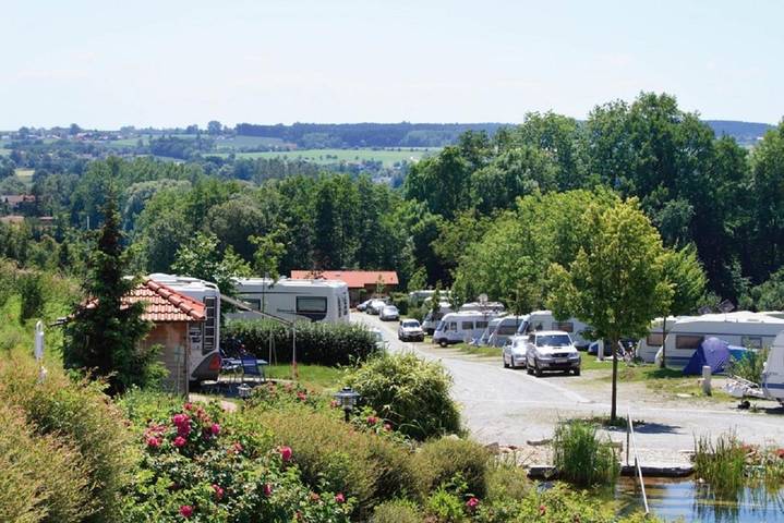 Camping für 3 Personen, mit Whirlpool und Terrasse sowie Garten und Pool