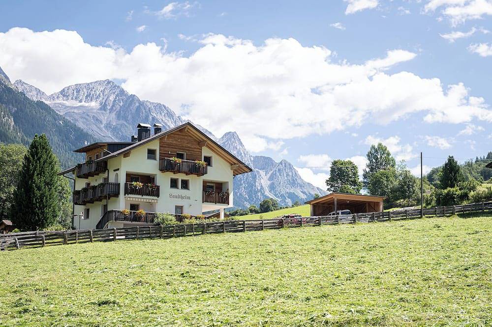Ganze Wohnung, Haus Landheim Apart. Bergblick mit separatem Schlafzimmer und Wasserfallblick! in Antholz, Rasen-Antholz