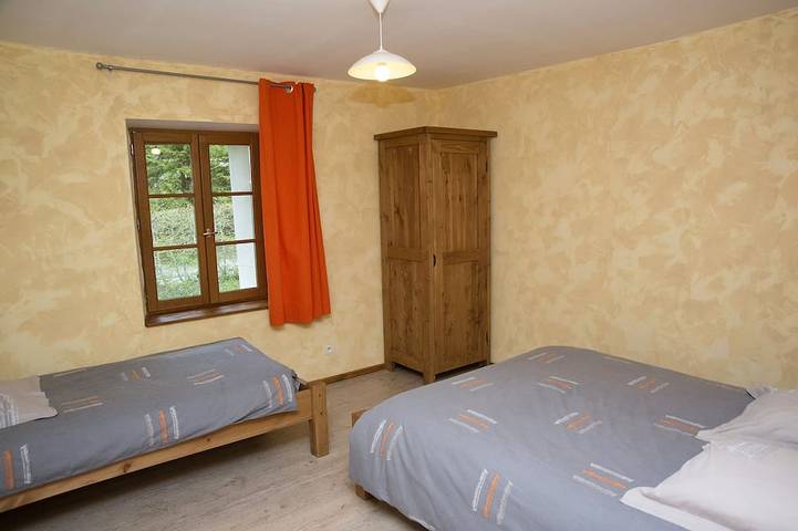 Gîte pour 12 personnes, avec Jardin à La Pesse - 3