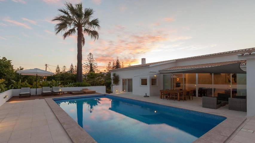 Villa for 8 people, with Terrace and Garden as well as Pool in Praia da Rocha