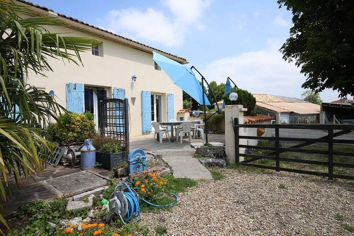 Location de vacances pour 7 personnes, avec jardin et piscine à Semoussac