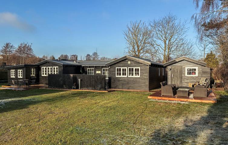 Ferieudlejning for 6 personer, med have og terrasse i Saksild