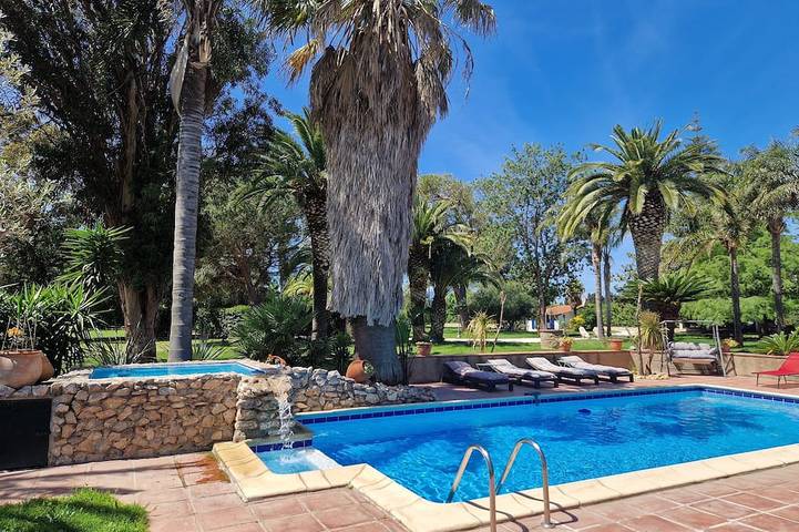 Location de vacances pour 4 personnes, avec Jacuzzi ainsi que Jardin et Piscine dans 