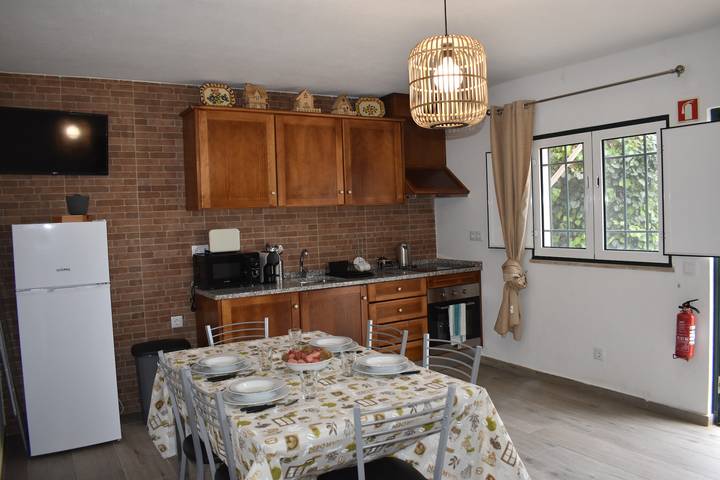 Casa Trincadeira – Retreat with Private Jacuzzi Among Vineyards and Views of Palmela Castle in Setúbal Peninsula