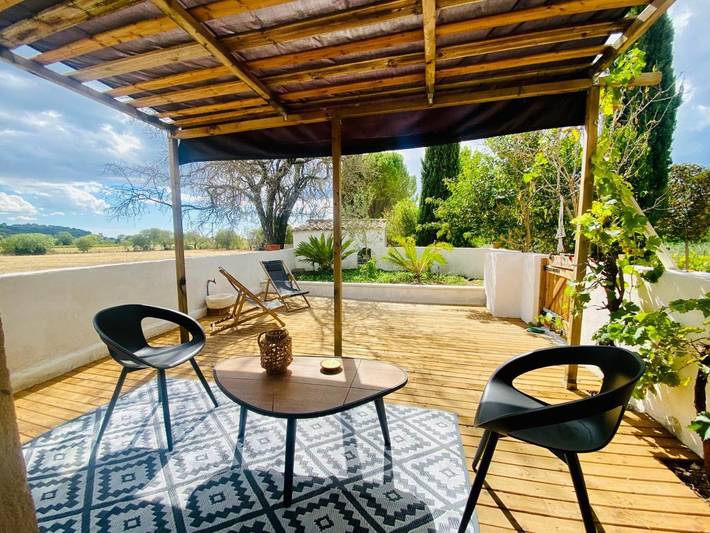 Gîte pour 3 personnes, avec terrasse et vue à Villevieille