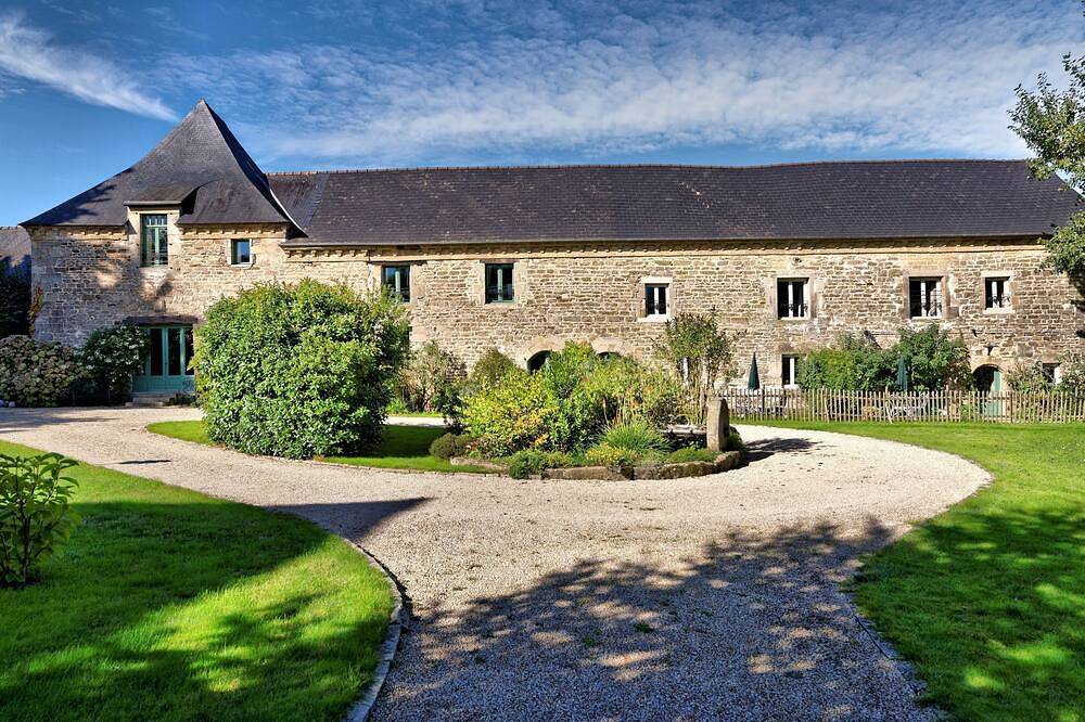 Gite attached to 15th Century Manor with heated pool and fishing lake in Plumaudan, Région de Dinan