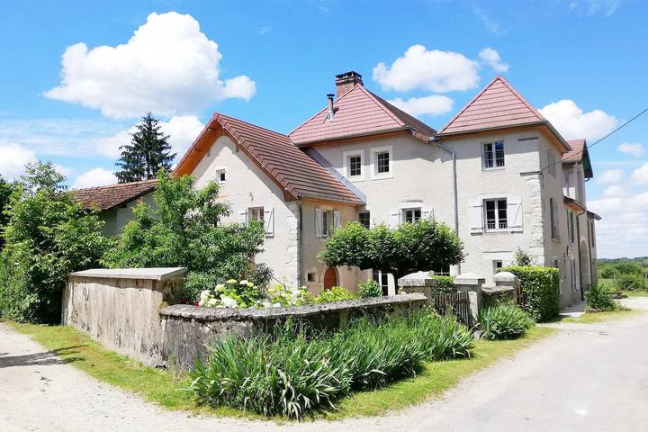 Gîte pour 10 personnes, avec Terrasse ainsi que Jardin et Vue à Chamblay