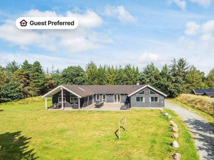 Ferieudlejning for 24 personer, med sauna og jacuzzi såvel som terrasse og pool, børnevenlig i Blåvand