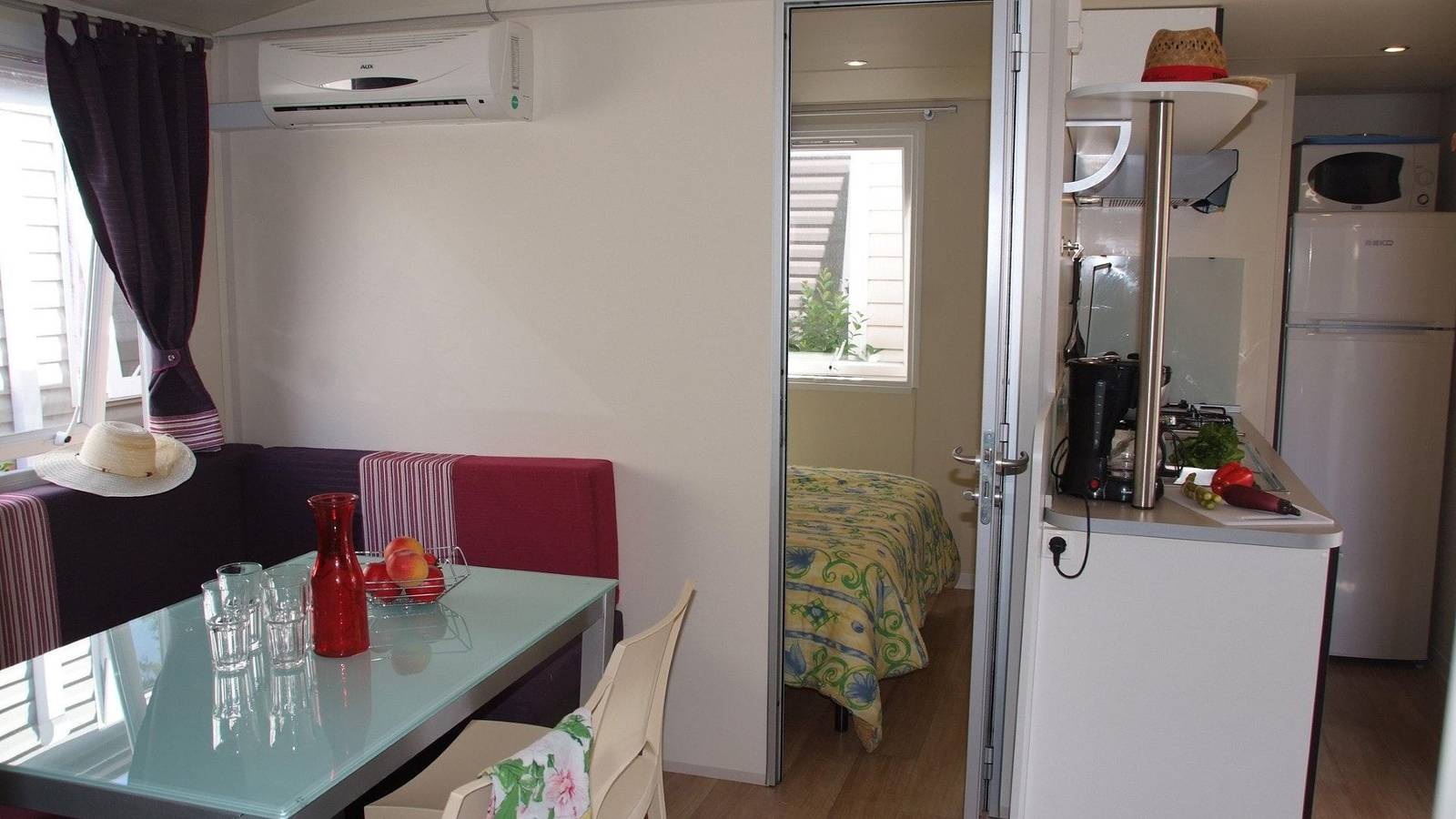 Caravane pour 4 personnes avec balcon in Saint-Raphaël, Côte méditerranéenne (France)