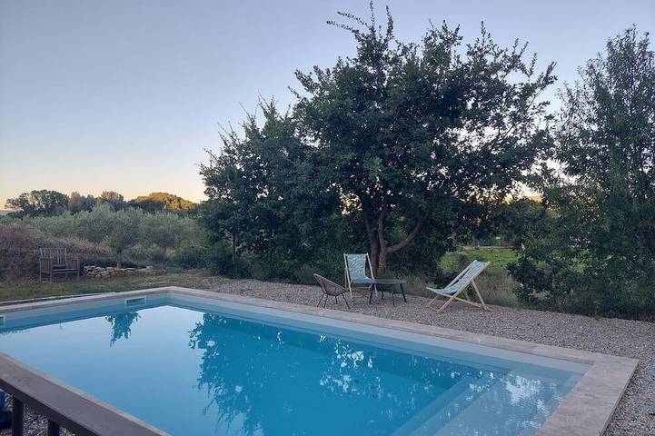 Gîte pour 5 personnes, avec terrasse et jardin à Chusclan