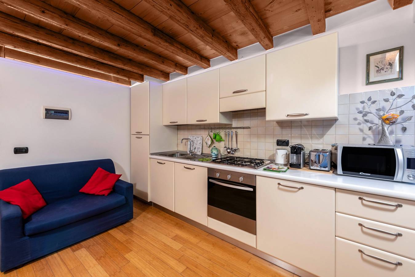 Entire apartment, Apartment "La Casetta" in the Centre with Balcony, A/C & Wi-Fi in Centro Storico di Verona, Verona