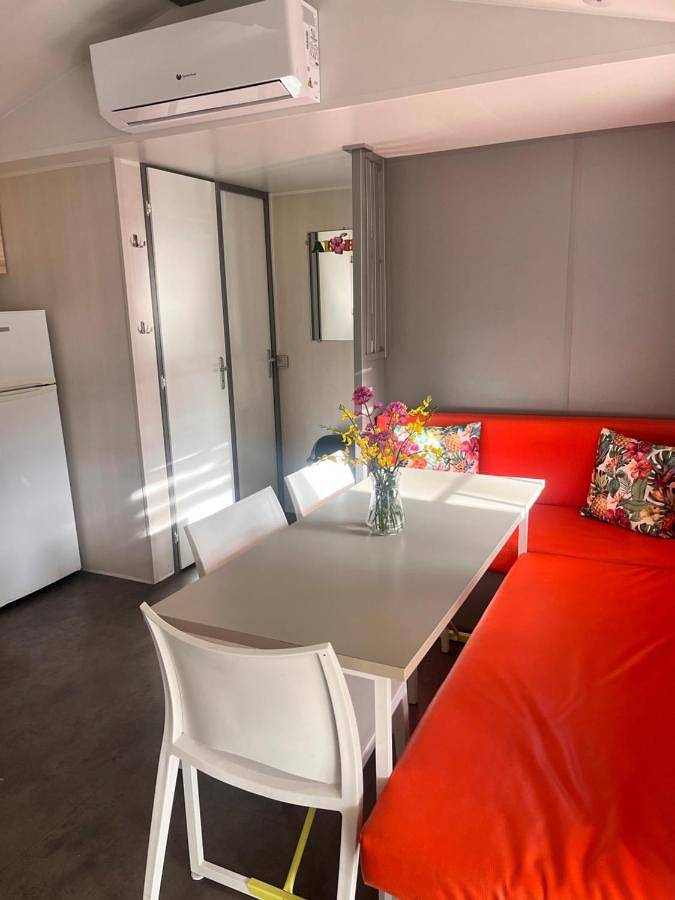 Location de vacances pour 6 personnes, avec jacuzzi et piscine ainsi que jardin et bassin pour enfant à Nans-les-Pins - 2