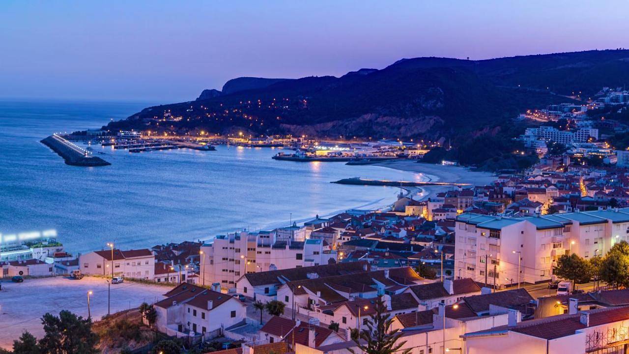 Three-Bedroom House in Praia da Califórnia, Sesimbra