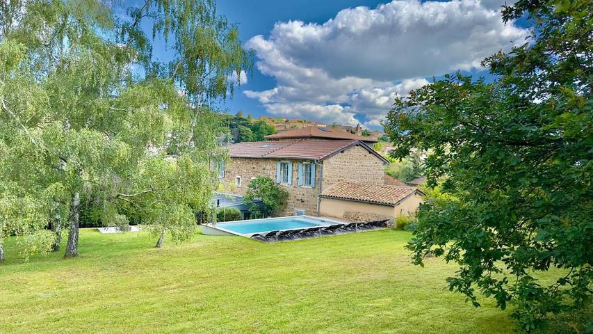 Location de vacances pour 15 personnes, avec piscine ainsi que jardin et vue à Vaux-en-Beaujolais