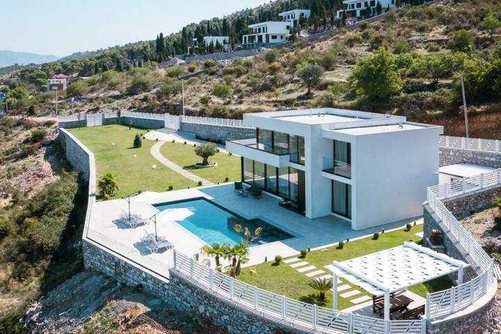 Location de vacances pour 8 personnes, avec vue sur le lac ainsi que piscine et jardin, animaux acceptés en Albanie - 2