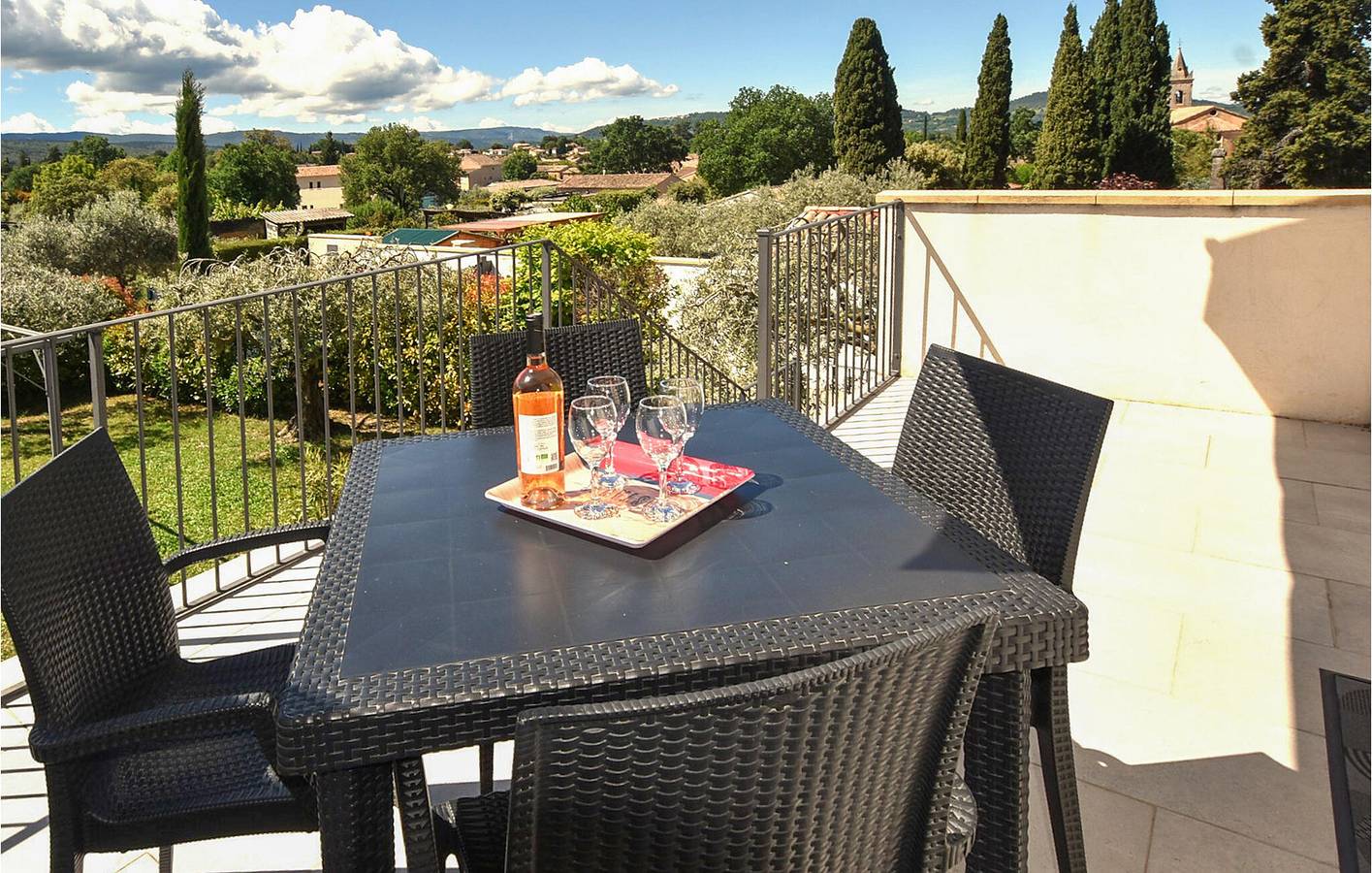 Apartment mit Bergblick, WLAN, Garten und Parkplatz in Villes-sur-Auzon in Villes-sur-Auzon, Parc naturel régional du Mont-Ventoux