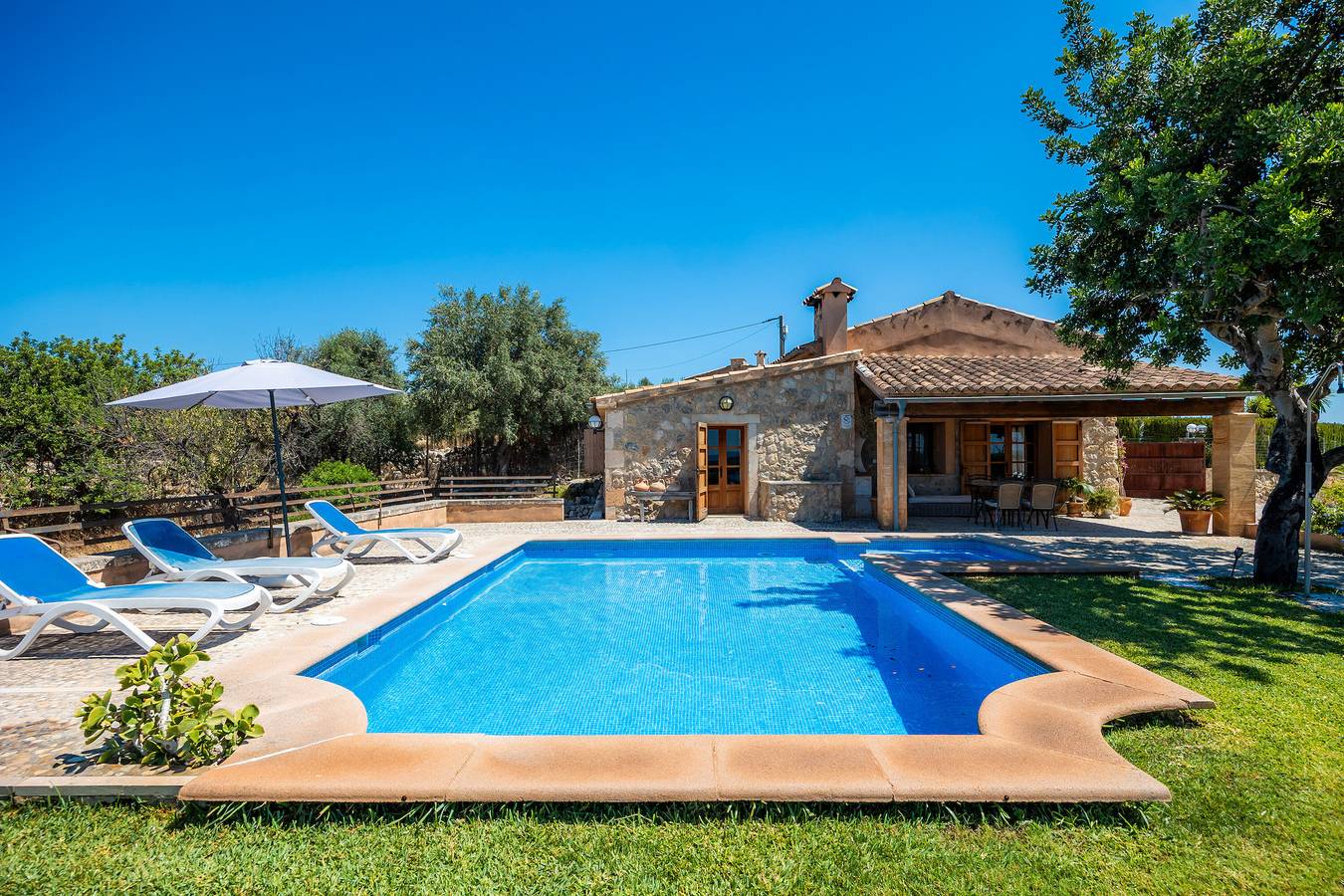 Villa 'Sestadors' con vistas a la montaña, Wi-Fi y aire acondicionado in Moscari, Selva (Mallorca)