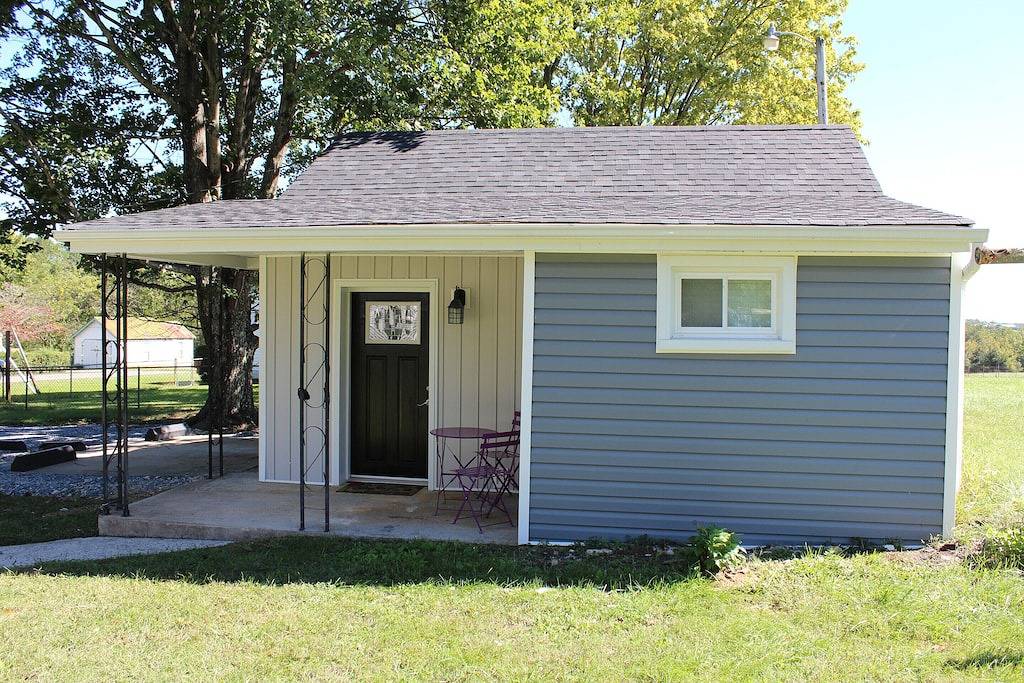 Bequemes Zuhause mit Gästehaus in Lynchburg, Virginia