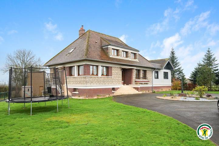 Gîte pour 9 personnes, avec Terrasse ainsi que Jardin et Piscine