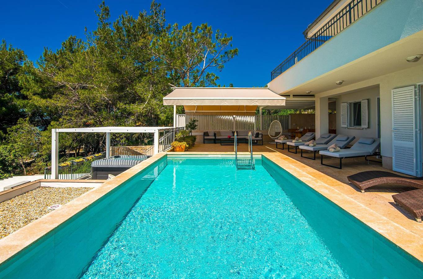 Geräumige, luxuriöse 5*-Ferienvilla mit Meerblick, eigenem Pool und großer Terrasse, in Hanglage in erster Reihe zum Meer in Martinscica, Cres