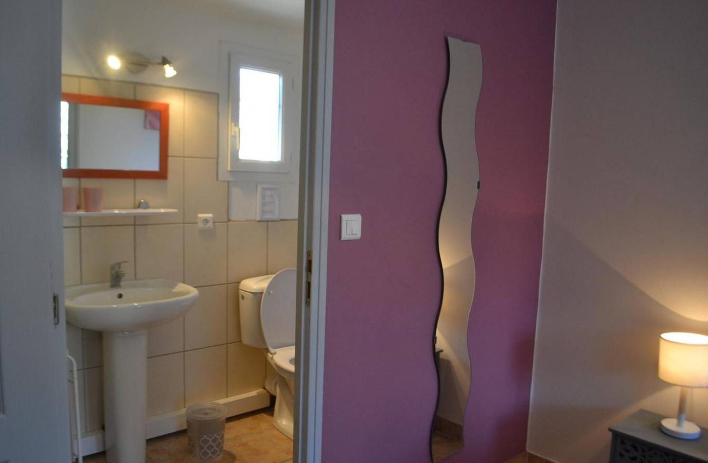 Habitación de huéspedes «Chambre Lilas» con piscina compartida, Wi-Fi y aire acondicionado in Pernes-les-Fontaines, Vaucluse