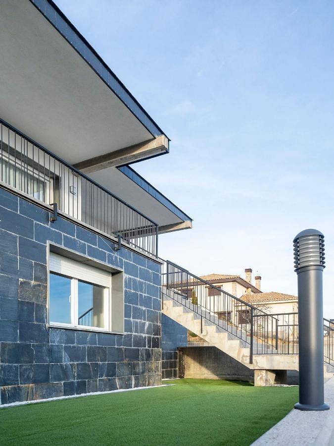 Location de vacances pour 12 personnes, avec terrasse ainsi que vue et jardin à Las Navas del Marqués - 3