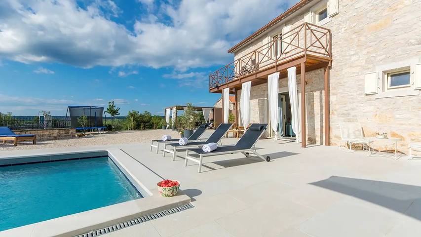 Villa pour 8 personnes, avec piscine ainsi que jardin et terrasse, animaux acceptés à Selina - 2