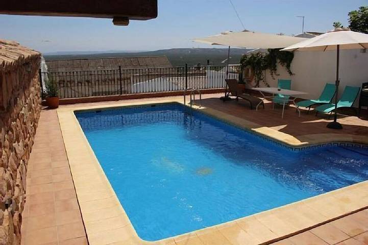 Gîte pour 12 personnes, avec Jacuzzi ainsi que Jardin et Piscine à Arjona (homonymie)