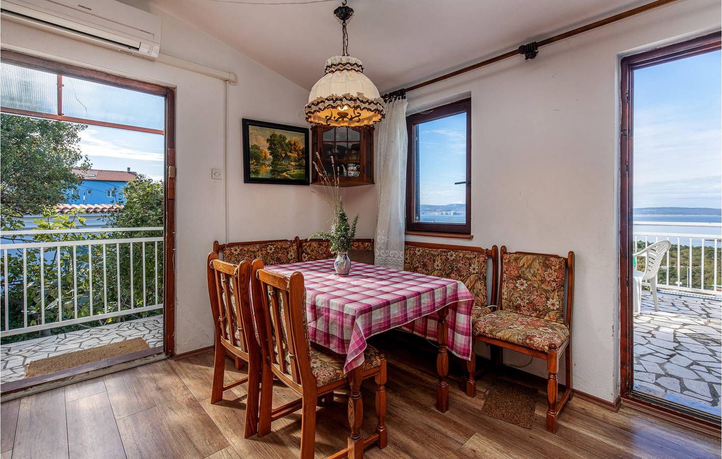 Ganze Ferienwohnung, Gemütliche Ferienwohnung mit Terrasse, WLAN und Parkplatz in der Nähe von Klenovica und der Küste in Klenovica, Primorje-Gorski Kotar