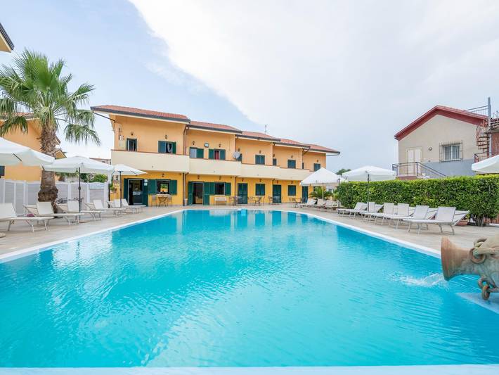 Villa per 5 persone, con giardino e terrazza nonché piscina, con animali domestici a Paestum