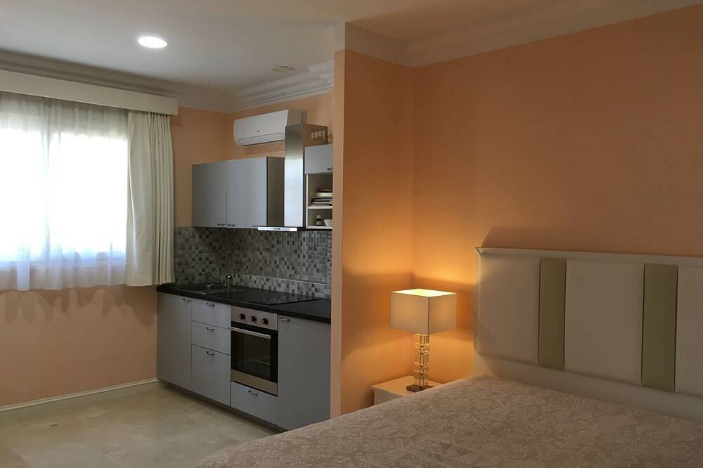 Luxury Villa in Prime Location with Excellent Sea and Mountain Views in Marbella West, Marbella