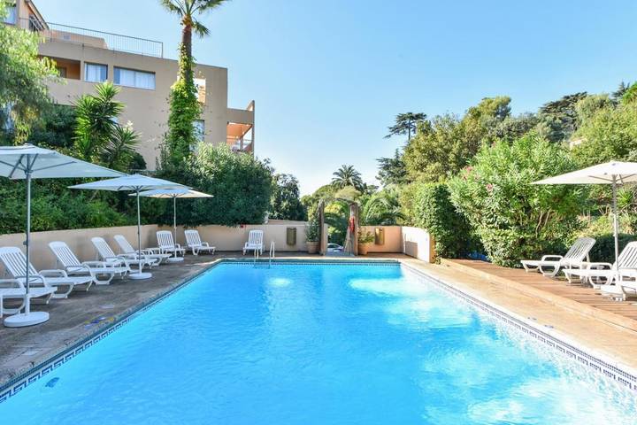 Hôtel pour 7 personnes, avec Balcon et Terrasse ainsi que Jardin et Piscine dans Cannes La Bocca