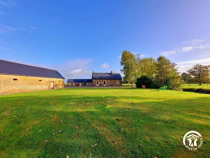 Location de vacances pour 10 personnes, avec terrasse et jardin à Gennes-sur-Glaize