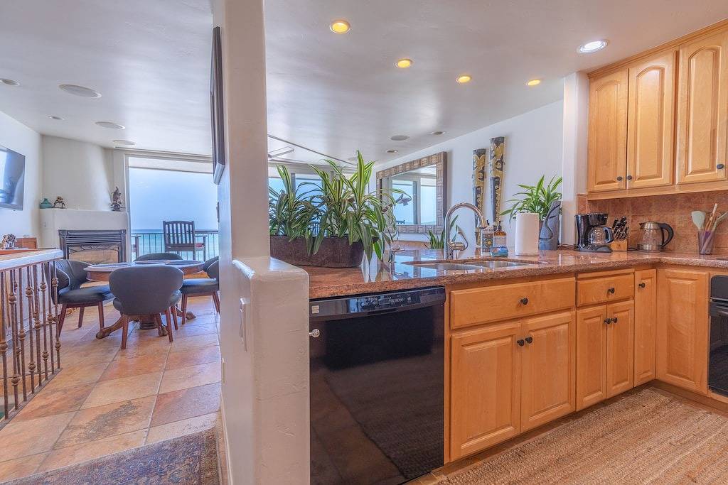 Ganze Wohnung, Oceanfront Condo on Sand, Walk to Carlsbad Village in Carlsbad, San Diego County