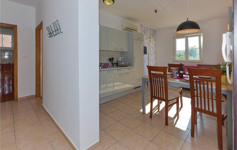 Ganze Ferienwohnung, Gemütliche Wohnung mit Terrasse, WLAN und Parkplatz, 1,5 km vom Strand entfernt in Vodice, Šibenik-Knin