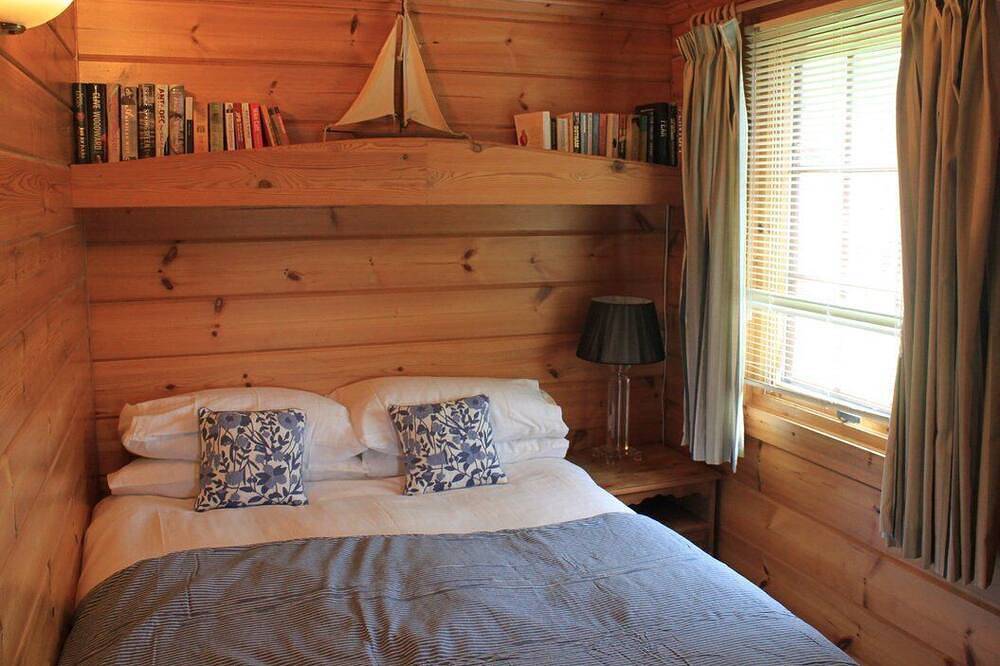 Birchwood Lodge - Cosy Loch Tay Log Cabin with private hot tub and indoor sauna in Loch Tay, Perthshire