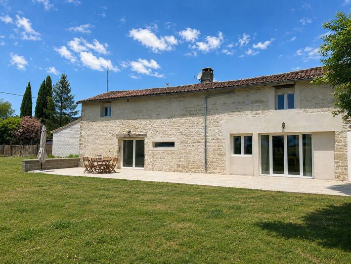 Gîte pour 6 personnes, avec piscine ainsi que terrasse et jardin, animaux acceptés