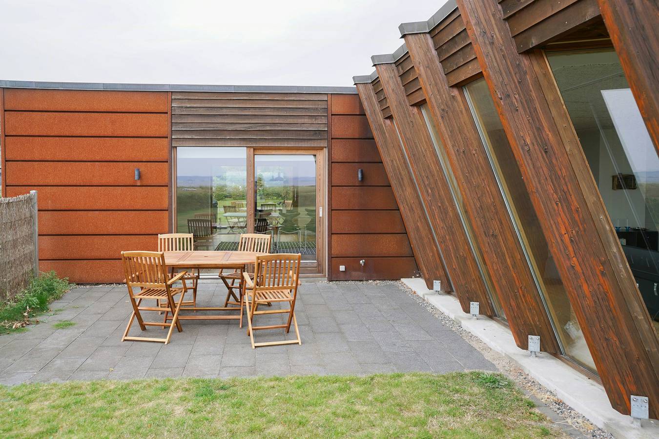 Ausblicke auf die Bucht von Aarhus von der charakteristischen Architektur aus in Egå, Djursland