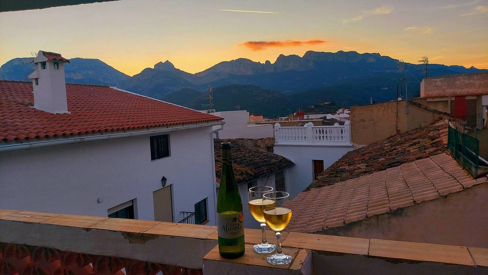 Casa amarilla con Wifi y aire acondicionado in Callosa de Ensarriá, Costa Blanca