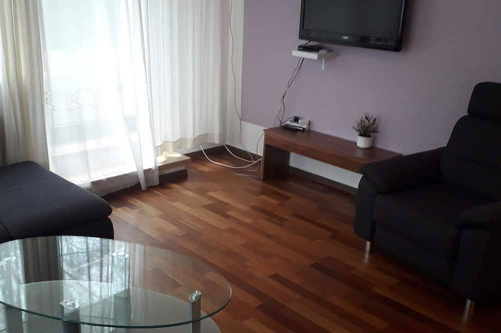 Ganze Wohnung, Schöne 2-Zimmer-Ferienwohnung direkt am See in Neustadt am Rübenberge, Aller-Leine-Tal