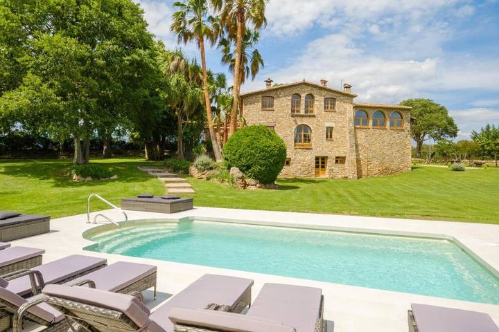 Chalet para 22 personas, con jardín además de piscina y vistas, Se admiten mascotas en Pla de l'Estany - 2