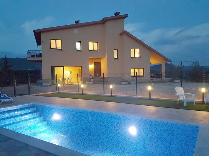 Casa rural para 14 personas, con piscina además de jardín y vistas en Cardona
