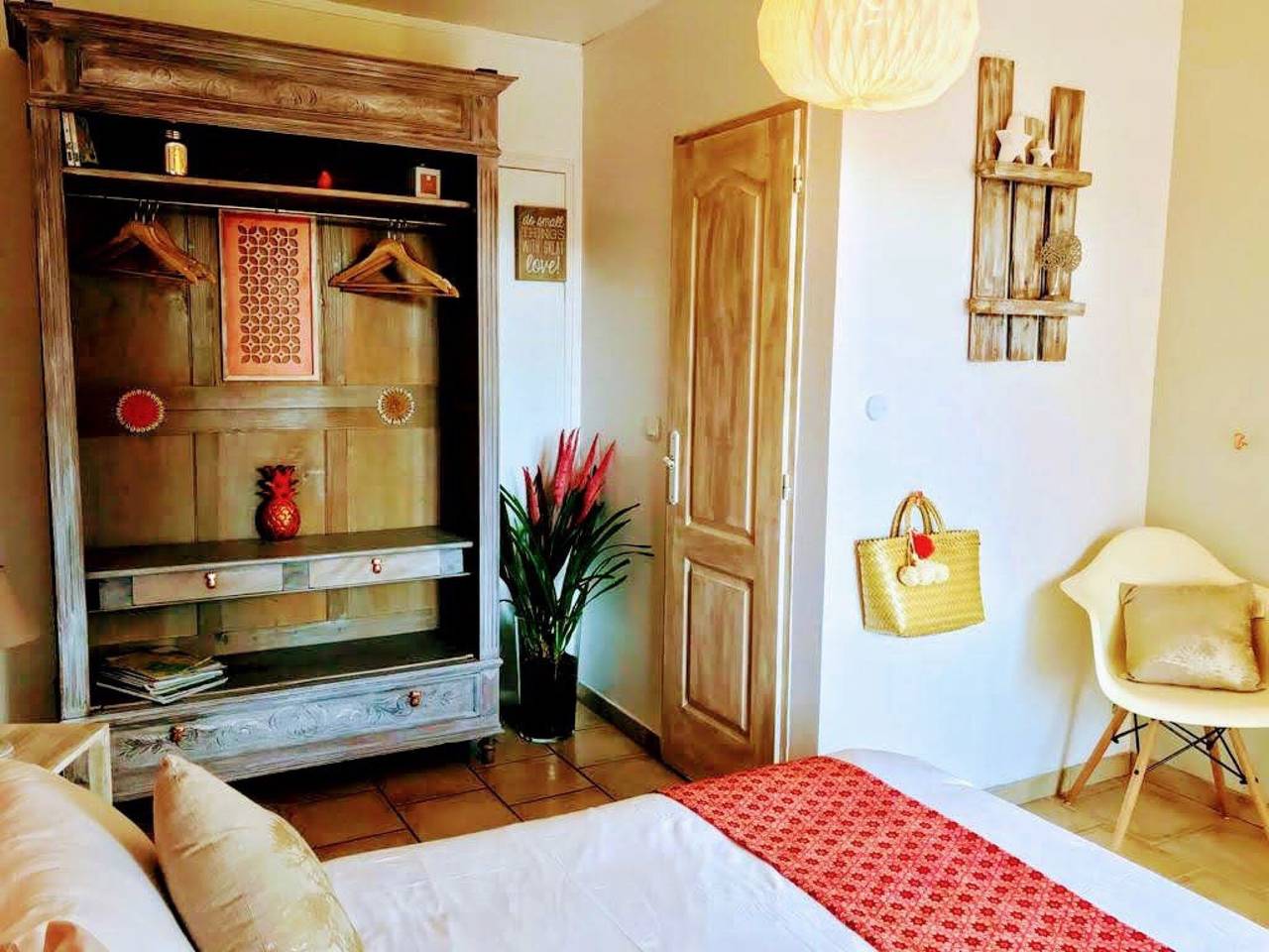 Chambre d’hôtes « Toucan » avec terrasse privée, Wi-Fi et climatisation in Gras, Privas