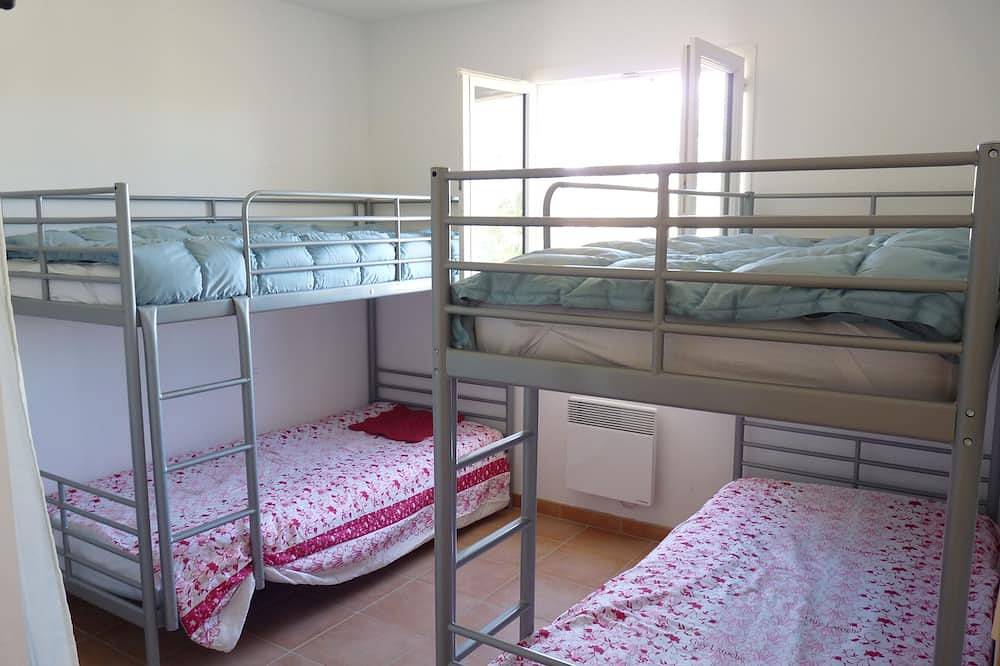 Provence, villa with swimming pool, on the lavender plateau, sunny in Valensole, Parc naturel régional du Verdon